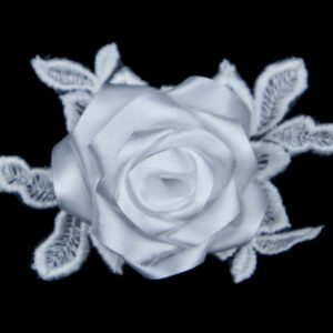 Fehér szatén rózsa hajbavaló - Maszkabella