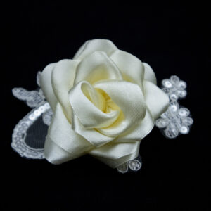 Krém színű szatén rózsa hajdísz