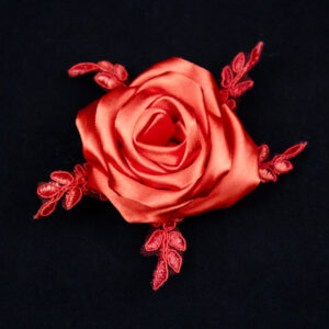 Piros rózsa hajdísz